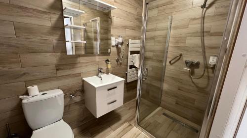 un bagno con WC, doccia e lavandino di HOTEL NIAGARA a Konin