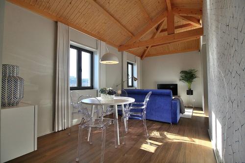 a living room with a table and a blue couch at RestOnDouro Oporto Family in Valbom