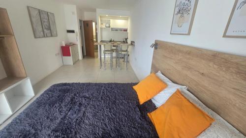 a bedroom with a bed with a wooden head board at Departamento centro Parana 2 in Paraná