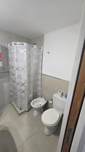 a bathroom with a toilet and a bidet at Departamento centro Parana 2 in Paraná