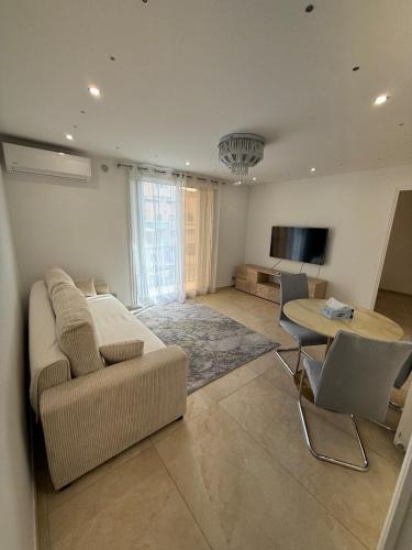 Spacious 3-bedroom, Parking, Secure Residence, Cannes