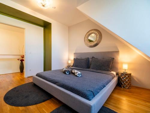 Premium Duplex 2BR for 6 with Balcony near City Museums Metro U3 U2