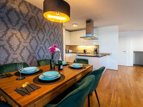Premium Duplex 2BR for 6 with Balcony near City Museums Metro U3 U2