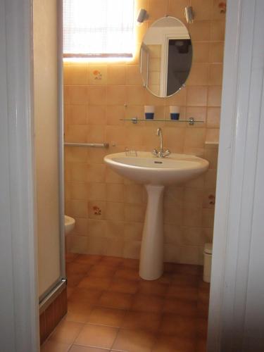 a bathroom with a sink and a mirror at Havre de paix au bord de létang de Thau avec vue-magnifiques couchers de soleil-et accès direct et privé à l'eau-possibilité de se garer gratuitement dans la rue in Sète