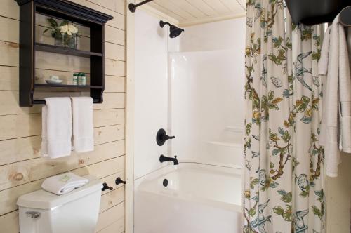 A bathroom at Glen-Ella Springs Inn