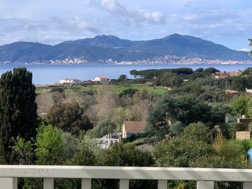 Corsicadream Arone superbe appartement dans villa, vue panoramique mer, piscine, proche Porticcio