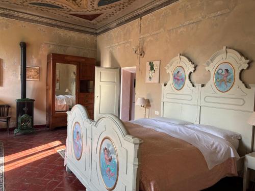 a bedroom with a large white bed in a room at adagio b&b in Faenza