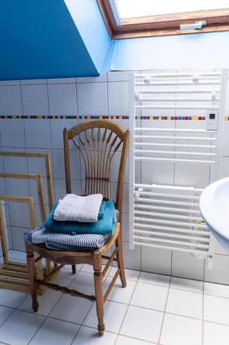 a chair with a towel on it in a bathroom at Studio spacieux, route des vins in Rosheim