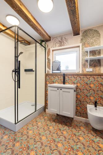 a bathroom with a shower and a sink at Czaplowisko - skandynawskie domy na Kaszubach in Stare Czaple