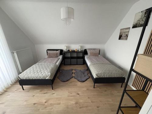 a room with two beds in a room at Ferienwohnung zum Pferdeblick in Bad Bentheim