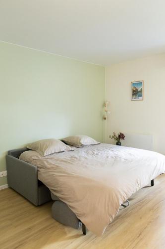 a bedroom with a large bed in a room at Studio Les Epicéas in Boersch