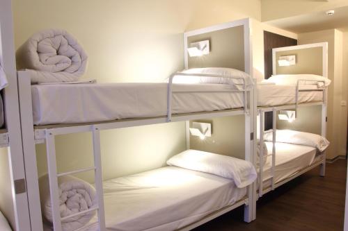 Двухъярусная кровать или двухъярусные кровати в номере Poshtel Bilbao - Premium Hostel