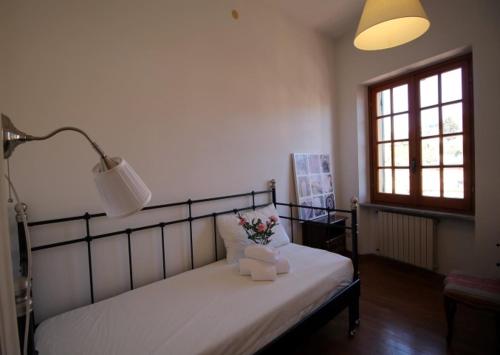 a bedroom with a bed with flowers and a lamp at Casa Riviera in Lavagna