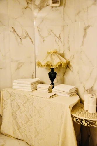 a table with a vase on it with a mirror at Hotel Villa Pigalle in Tezze sul Brenta
