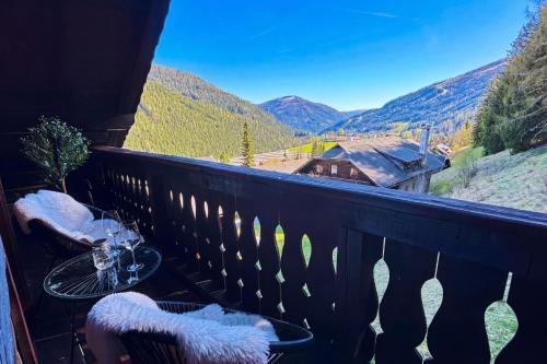 a balcony with two chairs and a view of mountains at MountainView Lodge - Sauna, Balkon, 300 m zur Gondel in Sankt Oswald