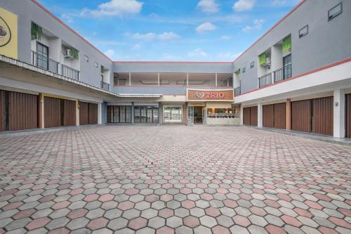 an empty parking lot in front of a building at Hotel O Ciapus Bogor in Bogor