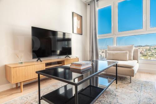 23rd Floor City Apartment with Pool & Gym REMS