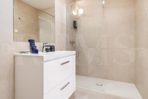 23rd Floor City Apartment with Pool & Gym REMS