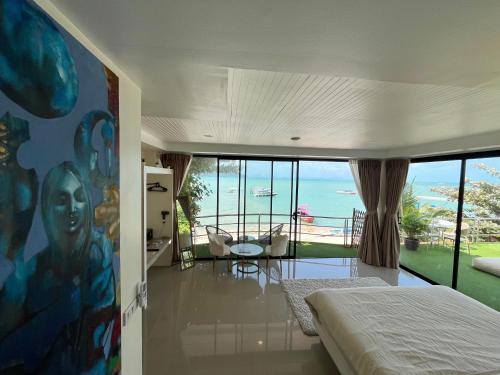 a bedroom with a bed and a view of the ocean at South Beach Inn in Nathon Bay