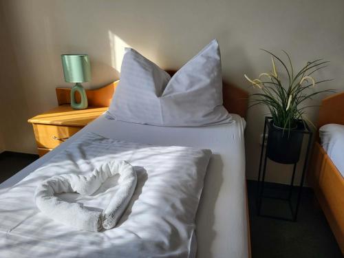 Llit o llits en una habitació de Hotel Weldi