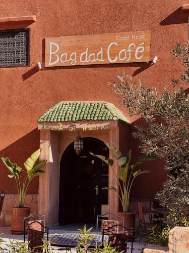 a bagdad cafe sign on the side of a building at Guest House Bagdad Café in Aït Benhaddou