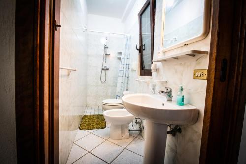 A bathroom at I Giardini Dell'Agave