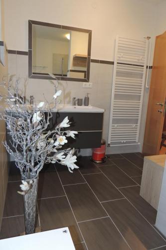ein Bad mit einem Waschbecken und einem Spiegel in der Unterkunft Appartement Seggl in Pruggern