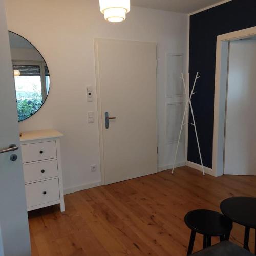 an empty room with a dresser and a mirror at Gemütlich wohnen nahe Frankfurt in Karben