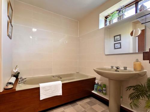 a bathroom with a bath tub and a sink at Rubbing House in Marske