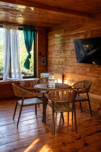 a dining room with a table and chairs in a cabin at Entrecafe Experience- Los Naranjos in Ojo de Agua