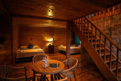 a bedroom with a staircase and a table and a bed at Entrecafe Experience- Los Naranjos in Ojo de Agua