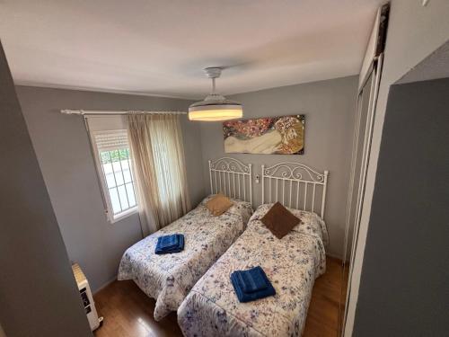 a bedroom with two beds and a window at Apartamento Benalmarina in Benalmádena