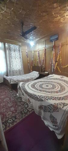 ein Schlafzimmer mit zwei Betten und einer Decke in der Unterkunft Mashal in Srinagar
