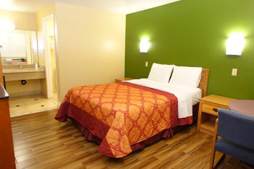 Postel nebo postele na pokoji v ubytování Tropic Lodge
