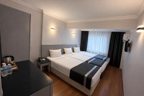 Llit o llits en una habitació de Peak Star Hotel