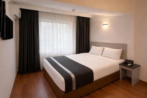 Llit o llits en una habitació de Peak Star Hotel