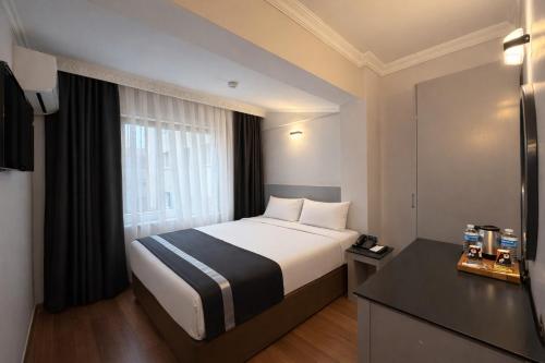 Llit o llits en una habitació de Peak Star Hotel