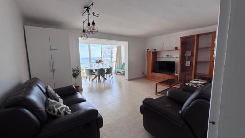 Precioso Apartamento en primera línea de Mar Santa Margarita Roses