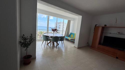 Precioso Apartamento en primera línea de Mar Santa Margarita Roses