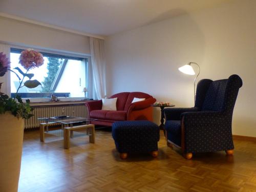 a living room with two chairs and a window at Ferienwohnung Asenberg in Bad Salzuflen