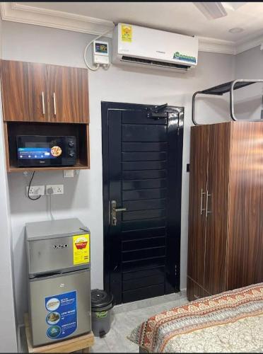 een kamer met een zwarte deur in een kamer bij Greda Suites in Accra