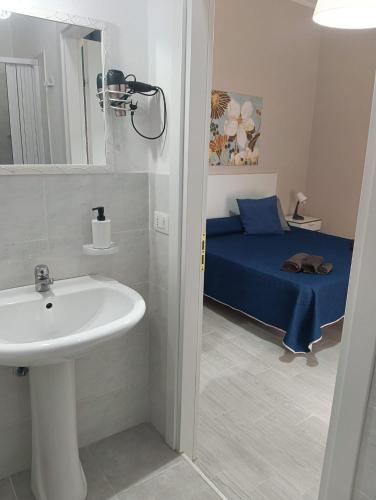 a bathroom with a sink and a bed at Il Sole del Mediterraneo in Noto
