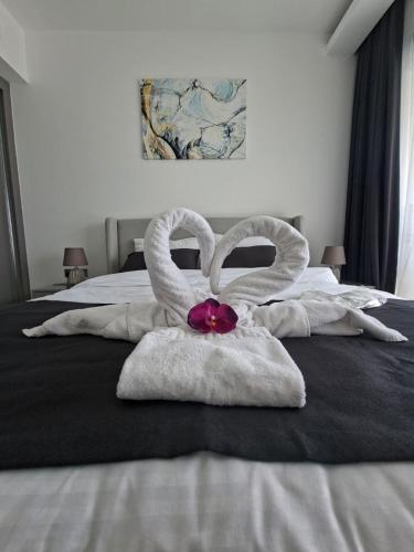 Golden Sunset Views 1BR Apartment