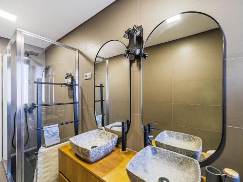 a bathroom with two sinks and a mirror at Casa Mar in Cortegaça