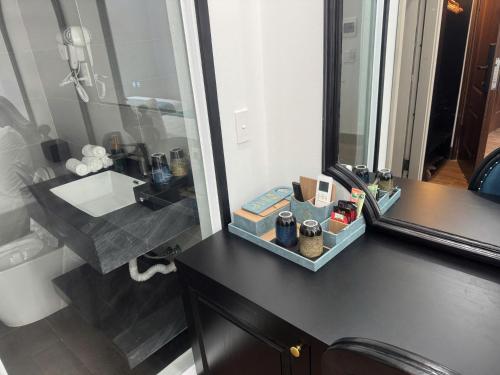 a bathroom with a sink and a mirror at Son Tinh Hotel in Dồng Văn