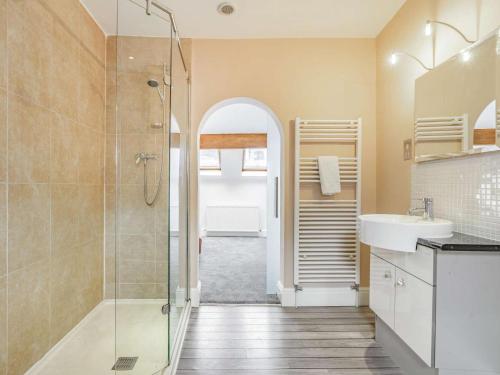 a bathroom with a shower and a sink at 2 Bed in Harrogate oc-hh029 in Harrogate