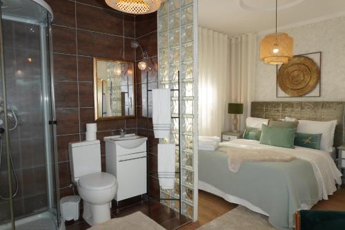 a bathroom with a bed and a toilet and a shower at Casa das Caldas in Caldelas