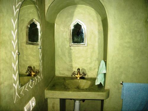 a bathroom with a sink and a mirror at Kasbah Les Alizes Du Desert in Mhamid