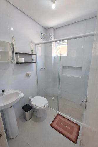 a bathroom with a shower and a toilet and a sink at Apartlaguna Prime in Laguna