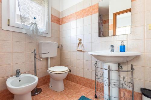 a bathroom with a toilet and a sink at Gelso Selvatico by BarbarHouse in Specchiolla